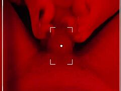 Zralá milfka ukazuje svůj monstrózní penis a velký zadek v červeném footjobu