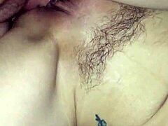 MILFka dostává svou kundičku naplněnou spermatem po sexu zezadu
