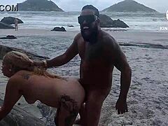 Tatoverte MILF og blonde cougar deltar i erotisk strandmøte