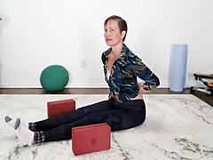 Aurora Willows olgun milf yoga dersi: duygusal bir deneyim
