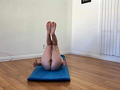 Milf amateur estira las piernas en un video casero de yoga