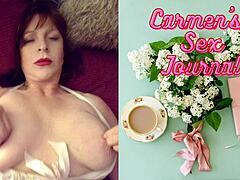 La lingerie de la grand-mère Carmen en gros plan vêtue de gros seins atteint l'orgasme