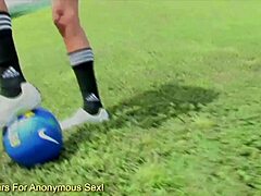 फुटबॉल सुंदरी गीगी स्वीट अपने बड़े, काले नितंबों को एक मजबूत लिंग पर उछालती हुई।
