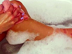 Vacker blondin visar upp sin felfria fysik under ett avkopplande bad