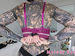 Melody Radfords se predstavlja s črnimi in vijoličnimi spodnjimi perili