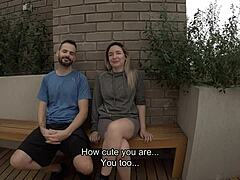 Et søtt og modent par nyter ansiktsknulling og blowjob i en hjemmelaget video