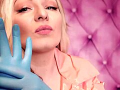 Aria Grander,一个诱人的熟女,穿着恋物癖的服装,包括粉色PVC外套和蓝色丁烯管手套,在这个自制视频中展示她惊人的曲线。