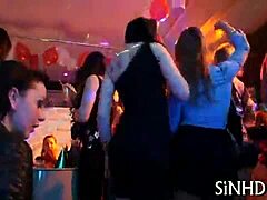 فتاة مثيرة تمارس الجنس في حفلة متوحشة