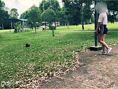 Femme au foyer sans culotte montre ses atouts dans un parc public