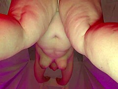 सुडौल माँ को उसकी बड़ी गांड चोदा जाता है एक गरम वीडियो में