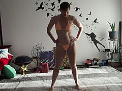 Aurora Willows mostra suas curvas de biquíni durante uma sessão de ioga