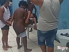 成熟的熟女和大胸部在巴西狂欢派对上