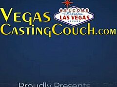 Zrela ženska se podredi intenzivni igri BDSM v Las Vegasu