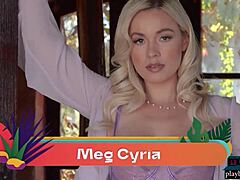 Η Meg Cyria, μια εκπληκτική ώριμη ξανθιά, σε ένα αισθησιακό σόλο βίντεο playboy