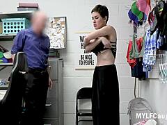 BDSM-थीम वाले वीडियो में चोरी के लिए परिपक्व महिला को सजा मिलती है।