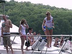 Pertemuan tak terbatas dengan wanita dewasa di atas perahu rumah danau di Ozarks