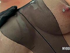 एक मिल्फ का 3D वीडियो जिसमें छेदे हुए निप्पल उसके स्तनों पर वीर्य थूकते हैं।