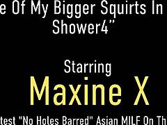 Asiatka Maxine X si užívá s dildem v koupelně