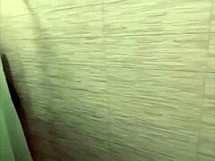 Vidéo maison d'une milf se faisant baiser sous la douche