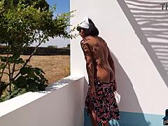 Baju robek Angel Constance, model milf India yang berisi, sedang syuting Playboy di luar ruangan