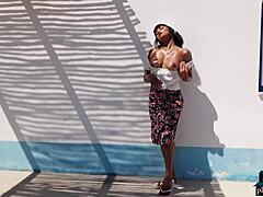 A szakadt ruhák felfedik Angel Constance-t, egy kanyargós indiai milf modellt, a szabadban Playboy lövés
