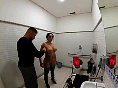जेड कॉसप्लेयर हेलोवीन पार्टी के दौरान मिल्फ के साथ हॉट बाथरूम एनकाउंटर में संलग्न होती है।