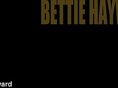 O desempenho maduro e sexy de Bettie Haywards leva a um clímax satisfatório