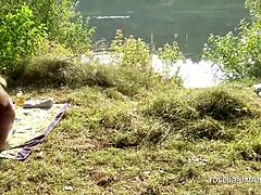 Зрелая женщина глотает сперму и писает на публике у плавающего озера