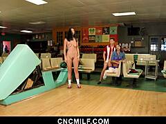 बॉयफ्रेंड बॉलिंग गेम के दौरान अपनी परिपक्व स्टेपमम के साथ गर्लफ्रेंड को धोखा देता है - cncmilf