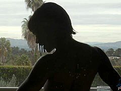 Η Ana Foxxx, το ψηλό μαύρο μοντέλο MILF, γδύνεται και πολυτελέστατη σε ένα ζεστό μπάνιο