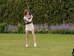हाइडी रोमानोवा, एक शानदार लाल बालों वाली सुंदरता, एक न्यूड गोल्फ गेम का आनंद लेती है।