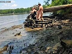 Une épouse voluptueuse devient intime avec son mari dans la boue lors d'une promenade dans la nature - avec Becky Tailorxxx