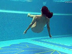 Sazan, la splendida MILF europea, filma erotica sott'acqua