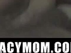 जिया वेंडेट्टी, एक आकर्षक परिपक्व महिला, अपने सौतेले बेटे को उसे खुश करने के लिए आमंत्रित करती है - रेसमम