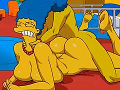 家庭主妇Marge体验强烈的快感,当她接受热精液在她的屁股里,并在各种方向喷射时。这个未经审查的动漫以成熟的角色为特色,有大屁股和大奶子