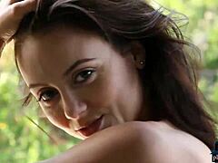 Australialainen kaunotar Debbie Boyde riisuutuu ulkona paljastaen kurvikkaan vartalonsa