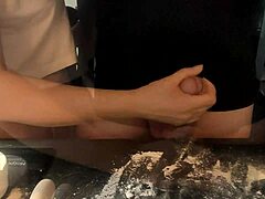 Zrelá žena pripravuje penis s múkou na intímnu večeru