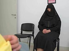 אישה ערבית מבוגרת תופסת אותי מתחיל להתאושש במשרד הרופא