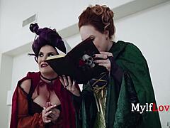 En gruppe modne kvinner deltar i et seksuelt ritual kledd som hekser