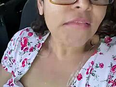 Zralá karibská kráska Anna Marias si užívá sama v autě