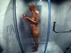 प्राकृतिक स्तनों के साथ एक पतली MILF स्नान करते हुए घर का बना वीडियो