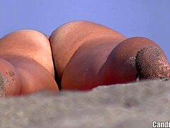 तंग समुद्र तट स्विंग: नग्न MILFs छिपे हुए स्पाइकैम पर सह से ढके हुए