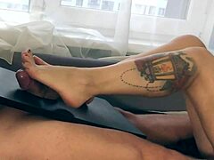 Amatör MILF ayaklarıyla seksi bir ayak parmak işi yapıyor