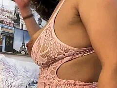 Anna Maria, o pornostar cubaneză, tachinează în lenjerie roz ruptă