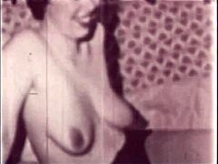 Vintage-ficken und haarige muschi mit einer reifen milf in diesem retro-pornovideo