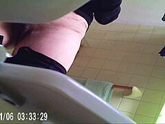 Az amatőr nagymamát rejtett kamerával rögzítették a fürdőszobában