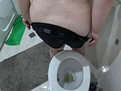 زوجة ناضجة ذات صدر كبير يتم التقاطها على كاميرا مخفية في المرحاض