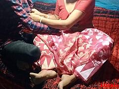 Een amateurpaar heeft intense seks met een rood-saree-baby op de webcam