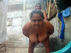Amateurpaar filmt sich selbst beim Sex im Hinterhof ihres Hauses