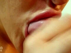 Close-up sensual penis besar menerima blowjob